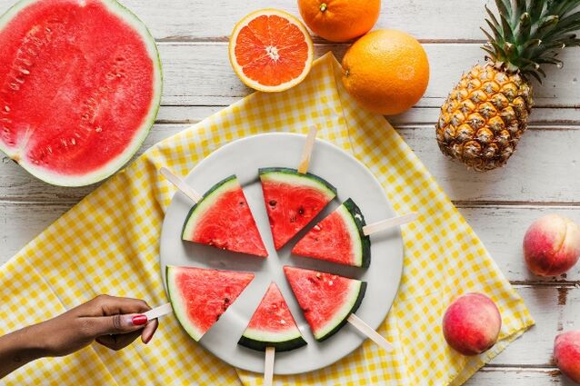 Wassermelonenscheiben und Früchte